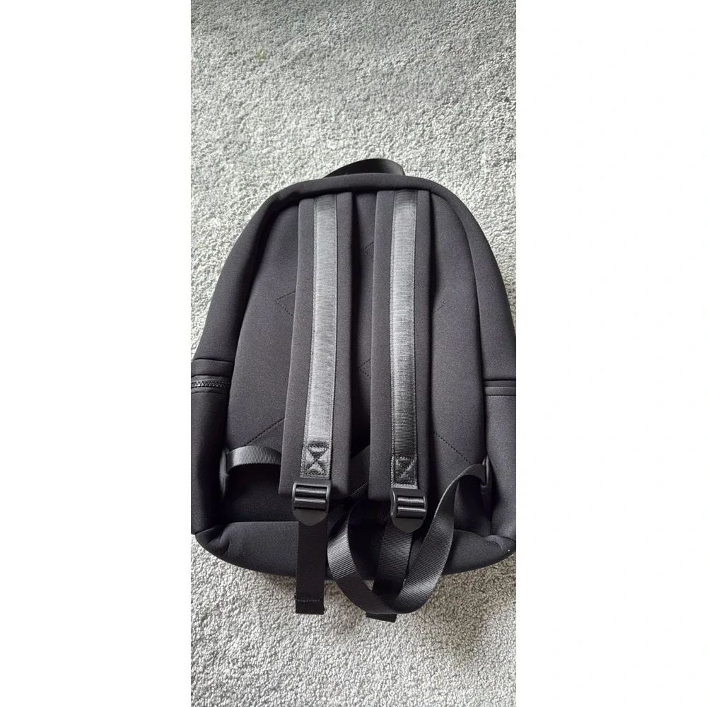 New Alo Yoga Stow Backpack Black With Detachable Pouch - NWT - Picture 3 of 7
